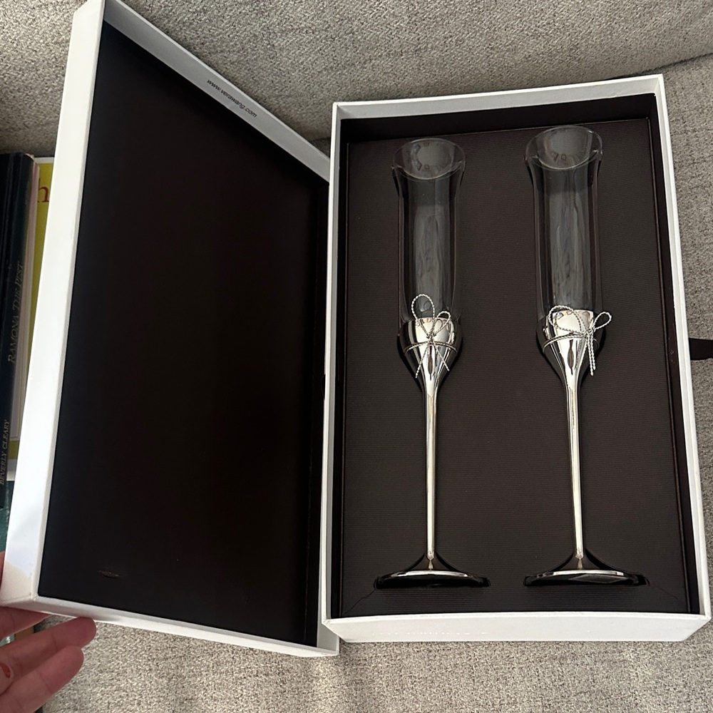 New ! Vera Wang Wedgwood Love Knots Champagne Flutes